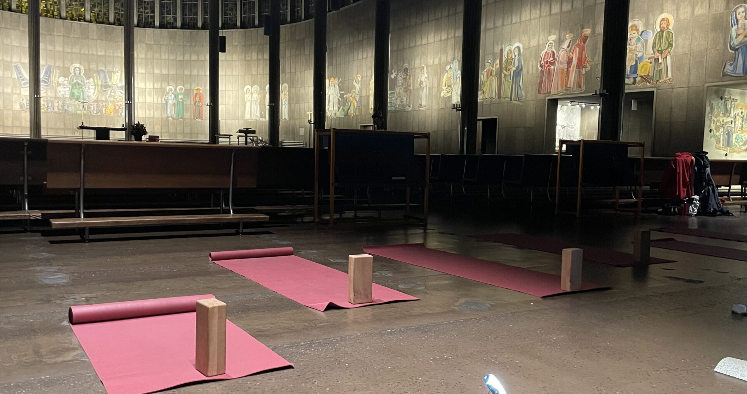 Yoga in der Kirche St. Karl